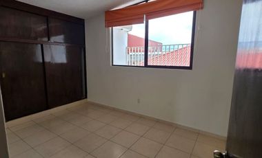 Casa en renta céntrica en Uruapan (ideal para habitar o comercio).