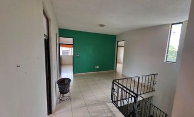 Casa en renta céntrica en Uruapan (ideal para habitar o comercio).