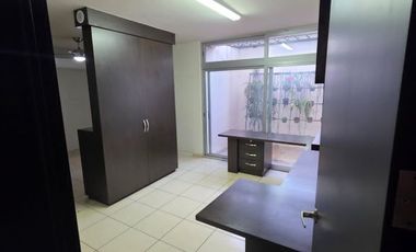 Casa en renta céntrica en Uruapan (ideal para habitar o comercio).