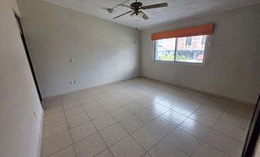 Casa en renta céntrica en Uruapan (ideal para habitar o comercio).