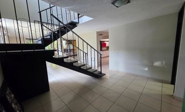 Casa en renta céntrica en Uruapan (ideal para habitar o comercio).