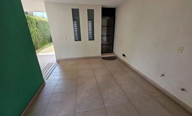Casa en renta céntrica en Uruapan (ideal para habitar o comercio).
