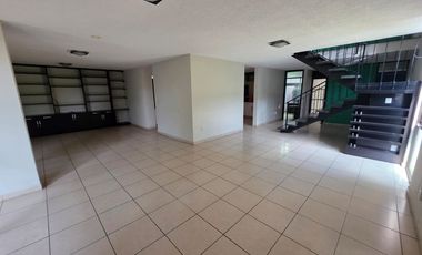 Casa en renta céntrica en Uruapan (ideal para habitar o comercio).