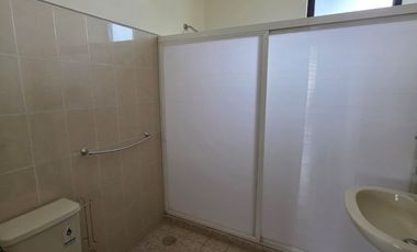 Casa en renta céntrica en Uruapan (ideal para habitar o comercio).