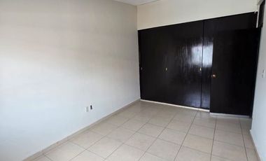 Casa en renta céntrica en Uruapan (ideal para habitar o comercio).