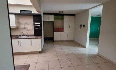 Casa en renta céntrica en Uruapan (ideal para habitar o comercio).