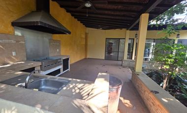 Casa en renta céntrica en Uruapan (ideal para habitar o comercio).