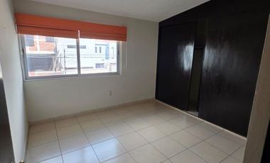Casa en renta céntrica en Uruapan (ideal para habitar o comercio).