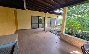 Casa en renta céntrica en Uruapan (ideal para habitar o comercio).