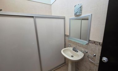 Casa en renta céntrica en Uruapan (ideal para habitar o comercio).