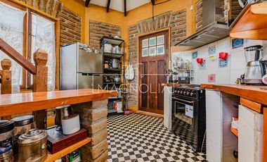 Casa en Venta en ESPECTACULAR CASA DE DOS TERRENOS EN PASAJE PRIVADO