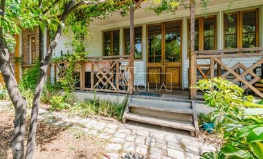 Casa en Venta en ESPECTACULAR CASA DE DOS TERRENOS EN PASAJE PRIVADO