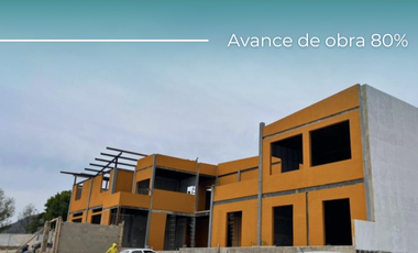 Renta de local comercial en plaza The Town dentro El Refugio