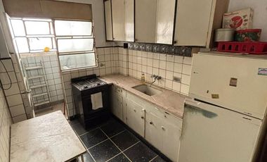 Depto. de 100 m2 cub. con Balcón, depend. baulera, terraza de uso comun. A REFACCIONAR!