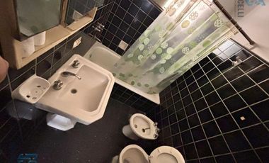 Depto. de 100 m2 cub. con Balcón, depend. baulera, terraza de uso comun. A REFACCIONAR!