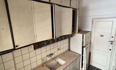 Depto. de 100 m2 cub. con Balcón, depend. baulera, terraza de uso comun. A REFACCIONAR!