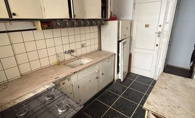 Depto. de 100 m2 cub. con Balcón, depend. baulera, terraza de uso comun. A REFACCIONAR!