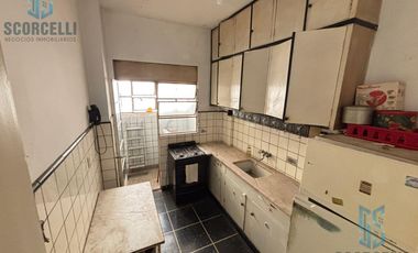 Depto. de 100 m2 cub. con Balcón, depend. baulera, terraza de uso comun. A REFACCIONAR!