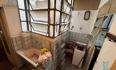 Depto. de 100 m2 cub. con Balcón, depend. baulera, terraza de uso comun. A REFACCIONAR!