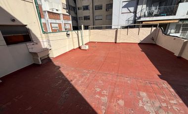 Depto. de 100 m2 cub. con Balcón, depend. baulera, terraza de uso comun. A REFACCIONAR!