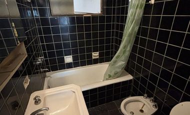 Depto. de 100 m2 cub. con Balcón, depend. baulera, terraza de uso comun. A REFACCIONAR!