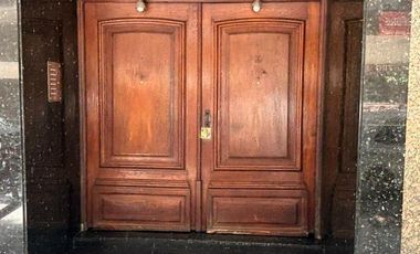 Depto. de 100 m2 cub. con Balcón, depend. baulera, terraza de uso comun. A REFACCIONAR!