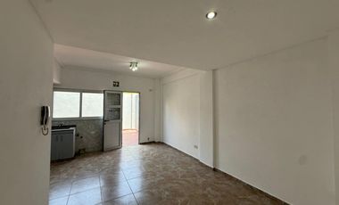 Departamento dos ambientes planta baja espacio guardacoche cochera patio alquiler villa dominico