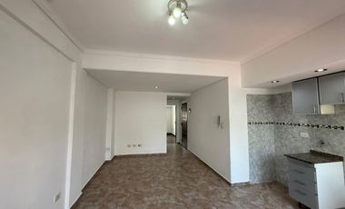 Departamento dos ambientes planta baja espacio guardacoche cochera patio alquiler villa dominico