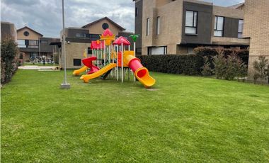 Arriiendo Casa de dos niveles en Conjunto Cerrado en Cajica .