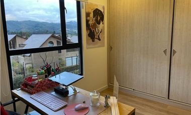 Arriiendo Casa de dos niveles en Conjunto Cerrado en Cajica .