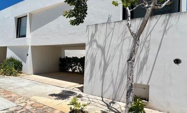 CASA EN VENTA EN PRIVADA RESIDENCIAL OASIS CHOLUL, MERIDA