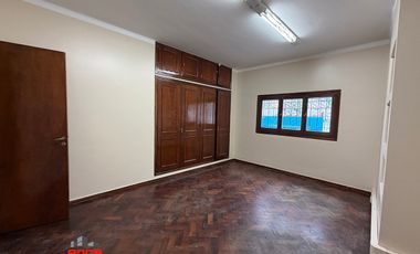 Casa céntrica en alquiler – Uso profesional / administrativo