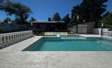 AT160. MAGNÍFICA CASA 3 DORM. QUINCHO+PILETA+COCHERAS (8PAX)