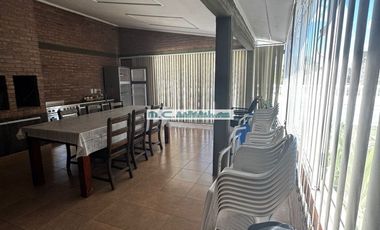 AT160. MAGNÍFICA CASA 3 DORM. QUINCHO+PILETA+COCHERAS (8PAX)