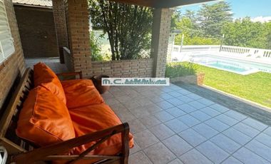AT160. MAGNÍFICA CASA 3 DORM. QUINCHO+PILETA+COCHERAS (8PAX)