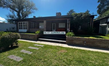AT160. MAGNÍFICA CASA 3 DORM. QUINCHO+PILETA+COCHERAS (8PAX)