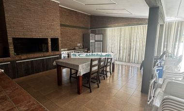 AT160. MAGNÍFICA CASA 3 DORM. QUINCHO+PILETA+COCHERAS (8PAX)