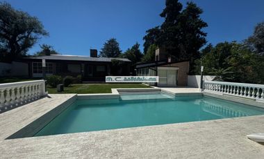 AT160. MAGNÍFICA CASA 3 DORM. QUINCHO+PILETA+COCHERAS (8PAX)