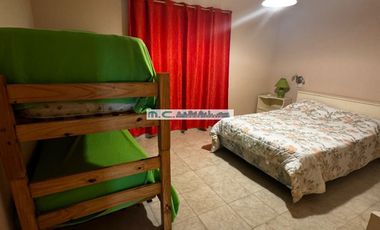 AT160. MAGNÍFICA CASA 3 DORM. QUINCHO+PILETA+COCHERAS (8PAX)