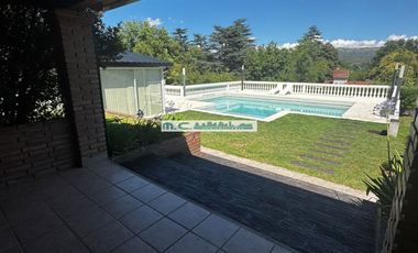 AT160. MAGNÍFICA CASA 3 DORM. QUINCHO+PILETA+COCHERAS (8PAX)