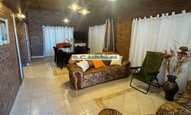 AT160. MAGNÍFICA CASA 3 DORM. QUINCHO+PILETA+COCHERAS (8PAX)