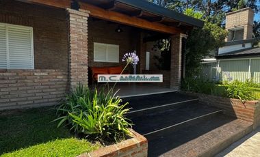 AT160. MAGNÍFICA CASA 3 DORM. QUINCHO+PILETA+COCHERAS (8PAX)