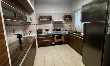 AT160. MAGNÍFICA CASA 3 DORM. QUINCHO+PILETA+COCHERAS (8PAX)