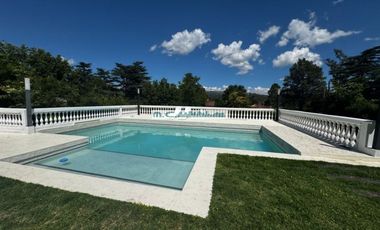 AT160. MAGNÍFICA CASA 3 DORM. QUINCHO+PILETA+COCHERAS (8PAX)