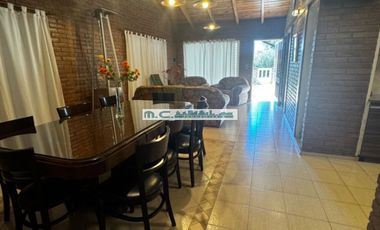 AT160. MAGNÍFICA CASA 3 DORM. QUINCHO+PILETA+COCHERAS (8PAX)