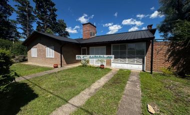 AT160. MAGNÍFICA CASA 3 DORM. QUINCHO+PILETA+COCHERAS (8PAX)