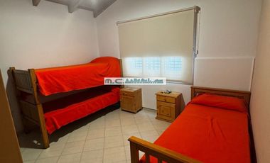 AT160. MAGNÍFICA CASA 3 DORM. QUINCHO+PILETA+COCHERAS (8PAX)