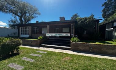 AT160. MAGNÍFICA CASA 3 DORM. QUINCHO+PILETA+COCHERAS (8PAX)