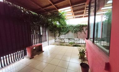 Casa con espacio comercial (comida rápida)