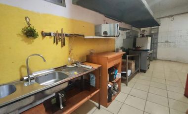 Casa con espacio comercial (comida rápida)